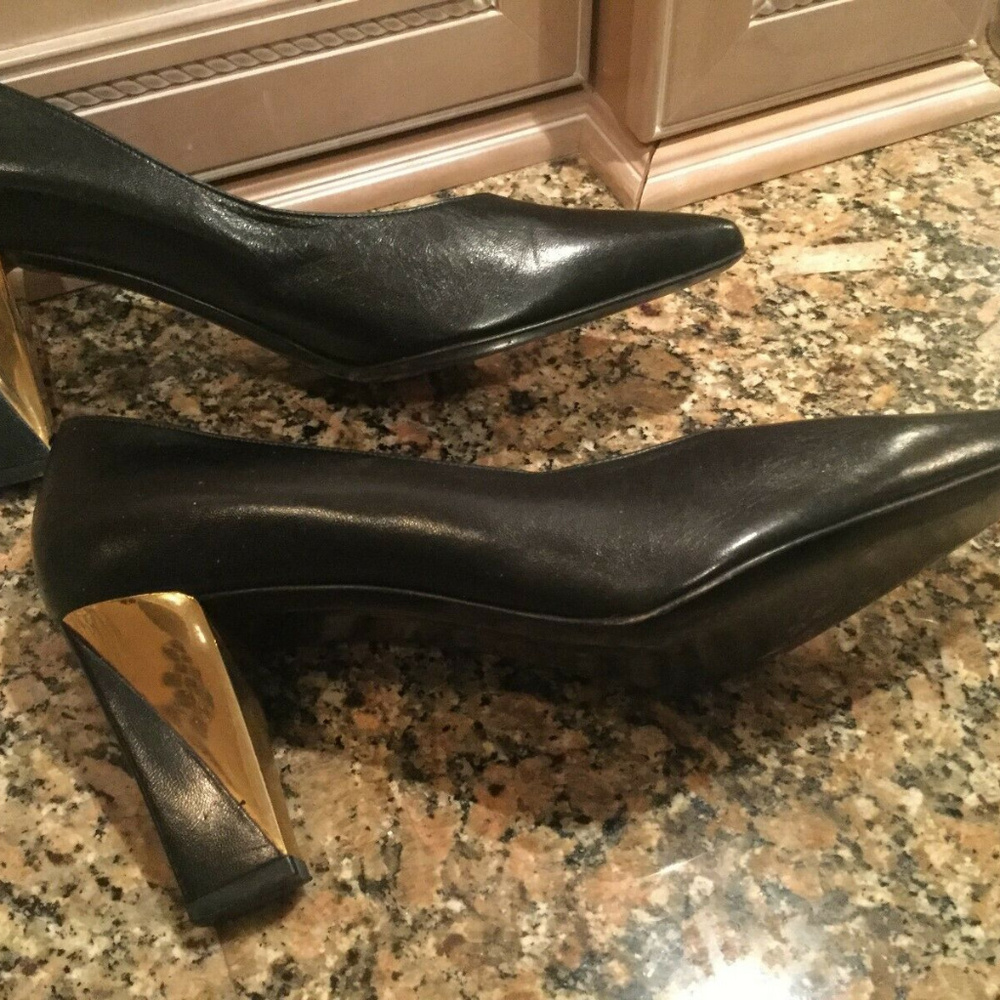ST JOHN PATENT LEATHER GOLD TRIM HEEL PUMP SHOES